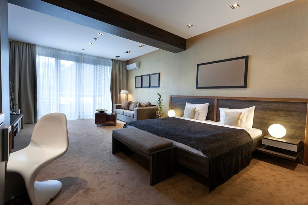 Jak wybrać osłony okienne do aranżacji hotelowej? Praktyczny poradnik